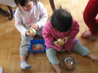 Viviana and Shoshana peeling onions